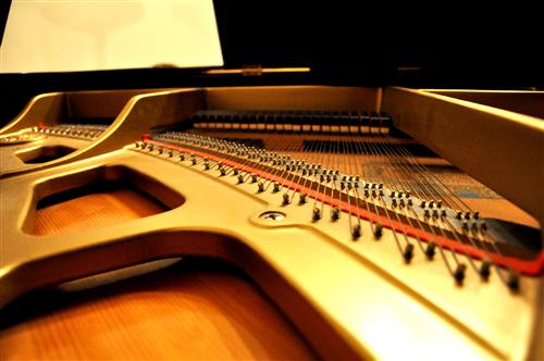 Inside piano 